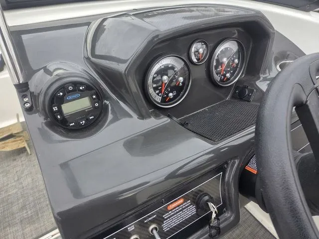 Slide: The Image of Bayliner VR5 Bowrider I/O 2019 - 13