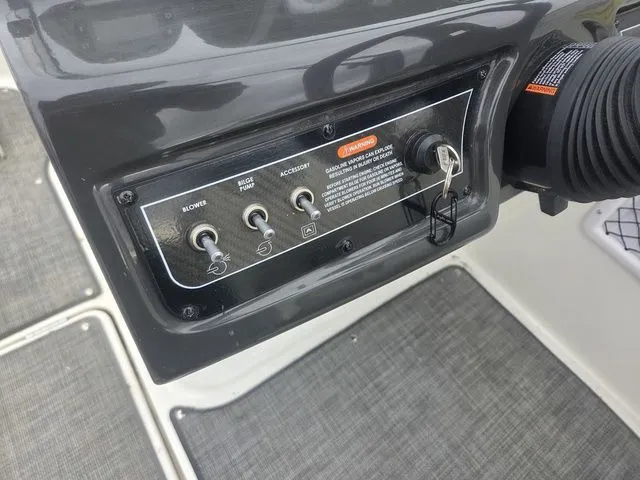 Slide: The Image of Bayliner VR5 Bowrider I/O 2019 - 14