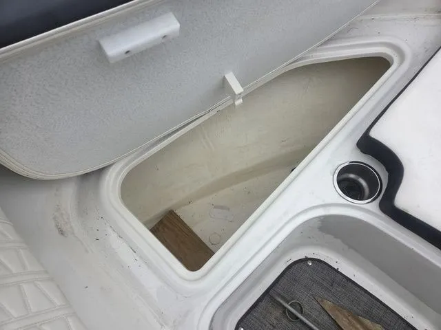 Slide: The Image of Bayliner VR5 Bowrider I/O 2019 - 17