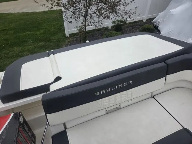 Slide: The Image of Bayliner VR5 Bowrider I/O 2019 - 6