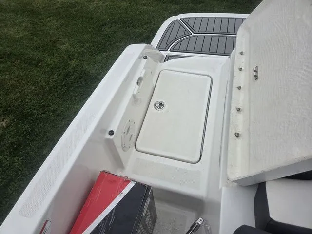 Slide: The Image of Bayliner VR5 Bowrider I/O 2019 - 7