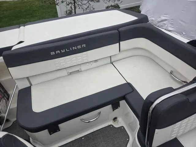 Slide: The Image of Bayliner VR5 Bowrider I/O 2019 - 8