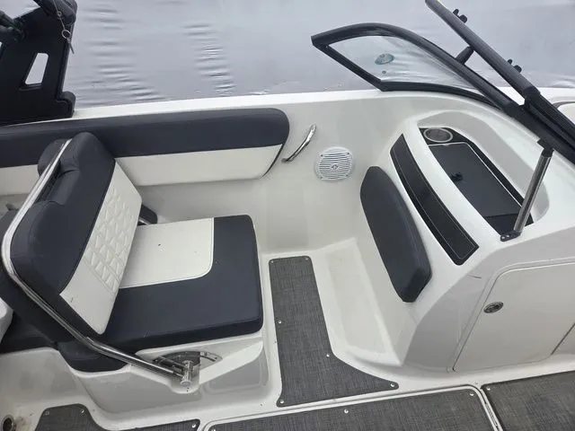 Slide: The Image of Bayliner VR5 Bowrider I/O 2019 - 9