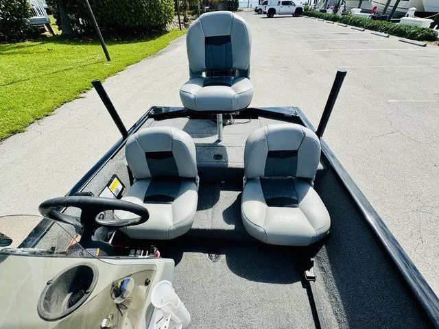 Slide: The Image of Tracker Pro 160 2018 - 6