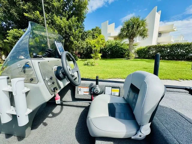 Slide: The Image of Tracker Pro 160 2018 - 7