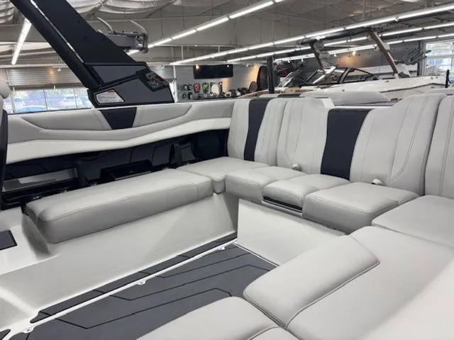 Slide: The Image of Malibu Wakesetter 22 LSV 2026 - 11