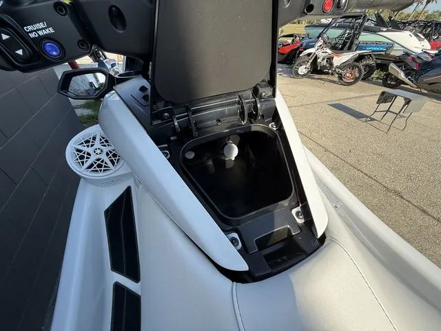 Slide: The Image of Yamaha FX Cruiser SVHO 2026 - 8