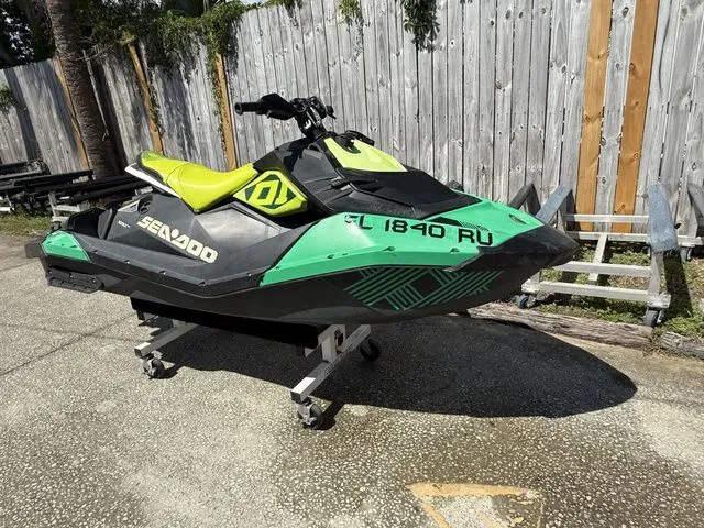 Slide: The Image of Sea-Doo Spark Trixx 2-up Rotax 900 H.O. ACE IBR 2019 - 3