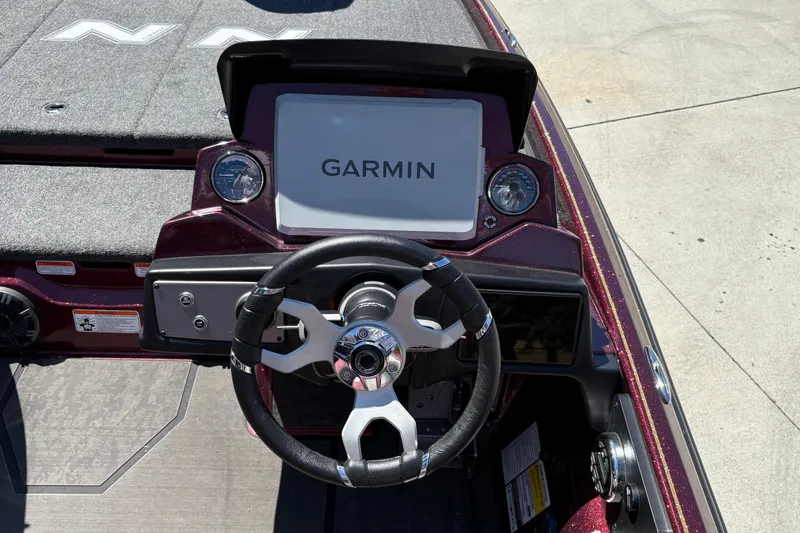 Slide: The Image of Steering console of 2026 Nitro Z21 XL Pro boat with Garmin display. - 19