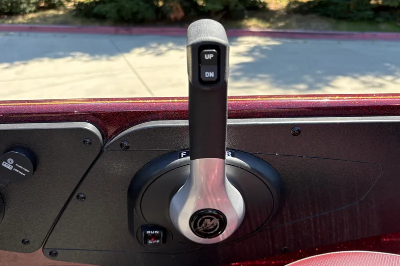 Slide: The Image of Throttle control lever on a 2026 Nitro Z21 XL Pro boat dashboard. - 23