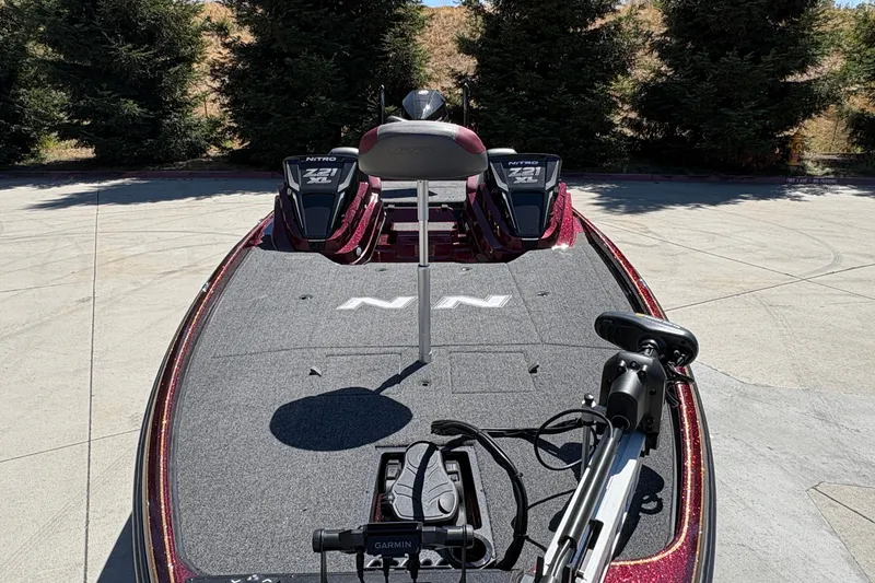 Slide: The Image of 2026 Nitro Z21 XL Pro bass boat with advanced Garmin trolling motor. - 15
