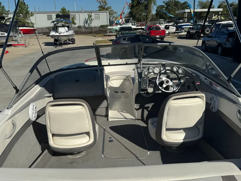 Slide: The Image of Bayliner 195 Bowrider 2010 - 13