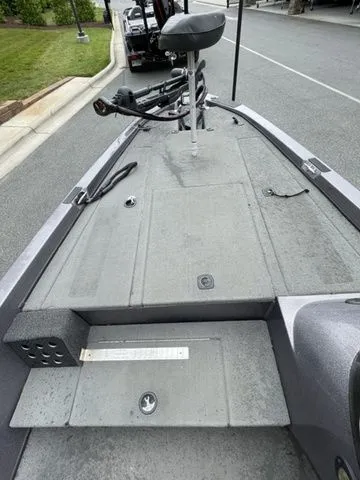 Slide: The Image of 2008 Bee Line Super Vee boat deck with seating and fishing rod holders. - 10