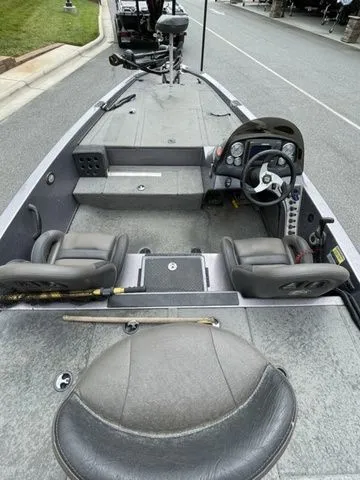 Slide: The Image of 2008 Bee Line Super Vee fishing boat interior with steering console and seating. - 5