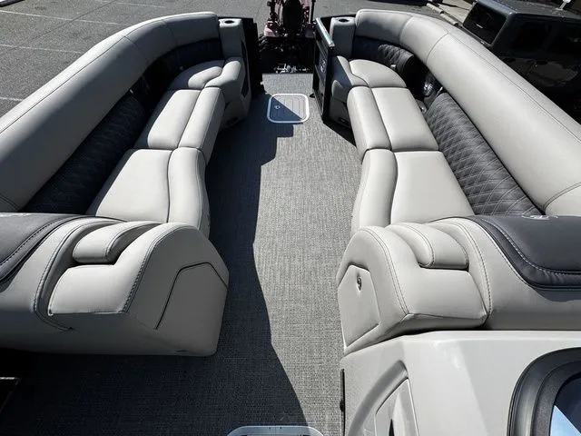 Slide: The Image of Luxurious seating on 2025 Barletta Lusso L25MAT boat, featuring elegant upholstery and spacious design. - 18