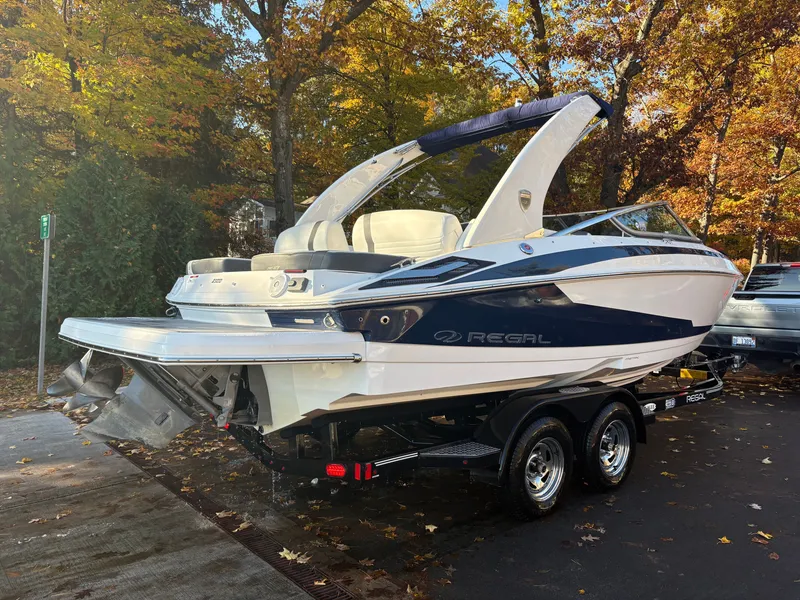 Slide: The Image of Regal 2300 Bowrider 2016 - 12