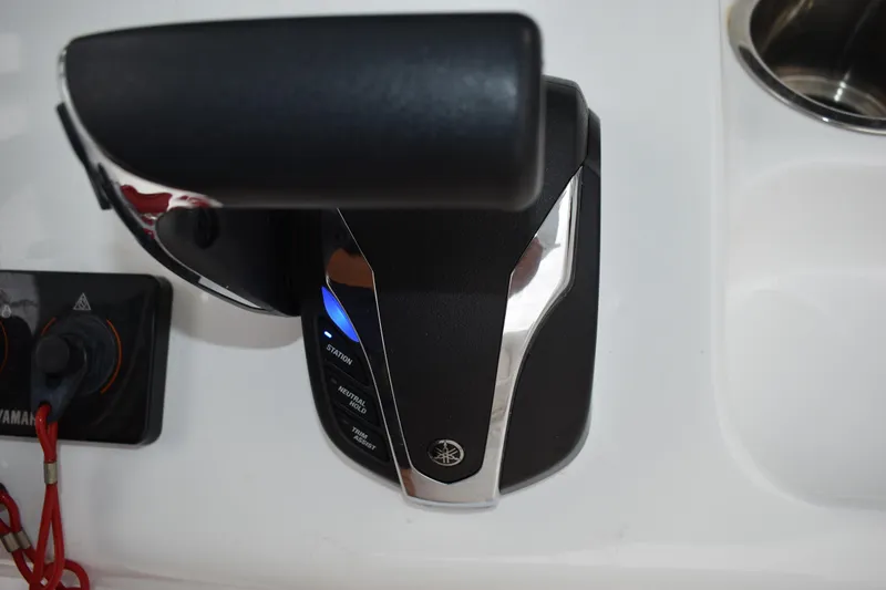 Slide: The Image of Throttle control of 2023 Sea Hunt Ultra 255 SE boat, featuring Yamaha branding. - 32