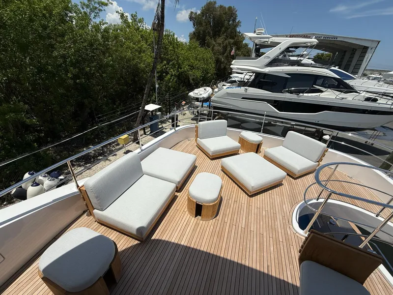 Slide: The Image of Azimut Magellano 25M 2026 - 68
