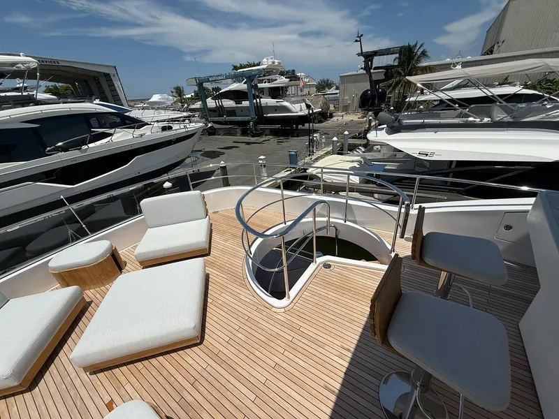 Slide: The Image of Azimut Magellano 25M 2026 - 69