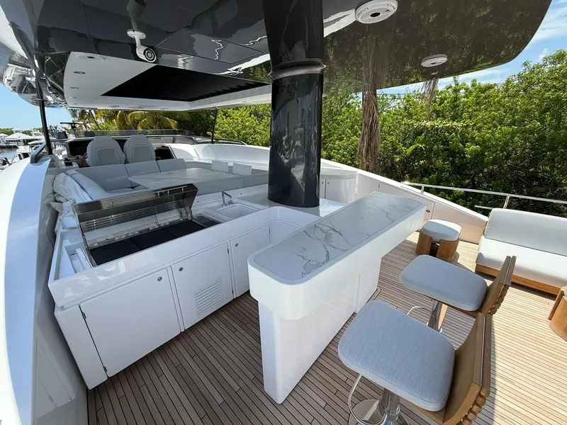 Slide: The Image of Azimut Magellano 25M 2026 - 72