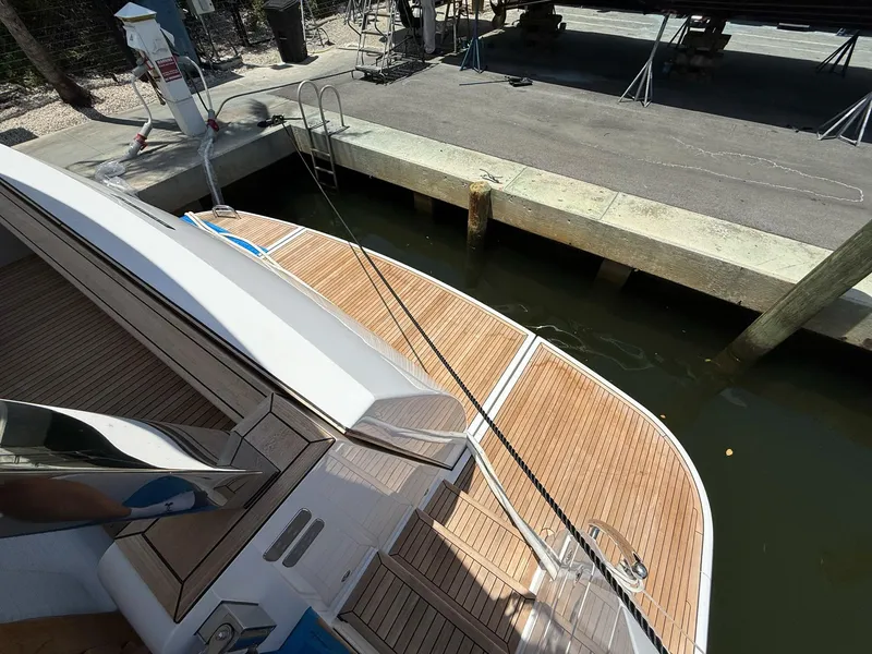 Slide: The Image of Azimut Magellano 25M 2026 - 80