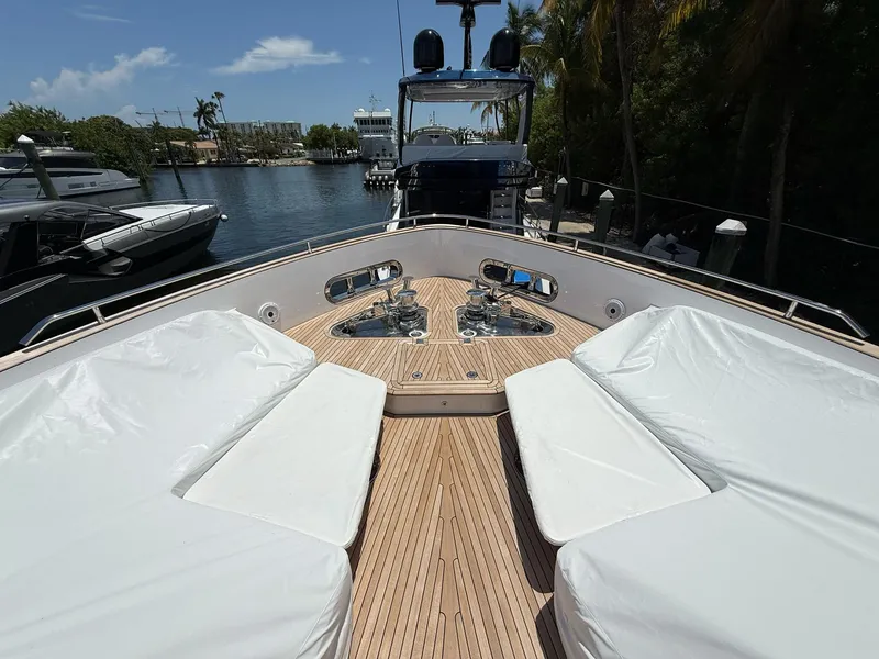 Slide: The Image of Azimut Magellano 25M 2026 - 85