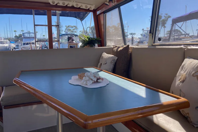 Slide: The Image of 1989 Bayliner 3288 Motoryacht interior with cozy seating and nautical-themed decor. - 21
