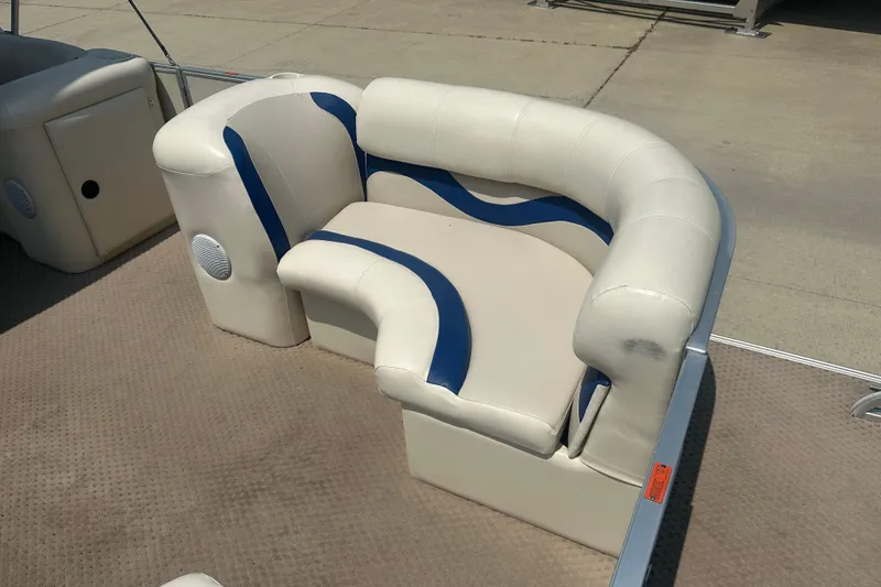 Slide: The Image of 2004 Crest 20 II LM boat seating with blue accents on beige upholstery. - 4