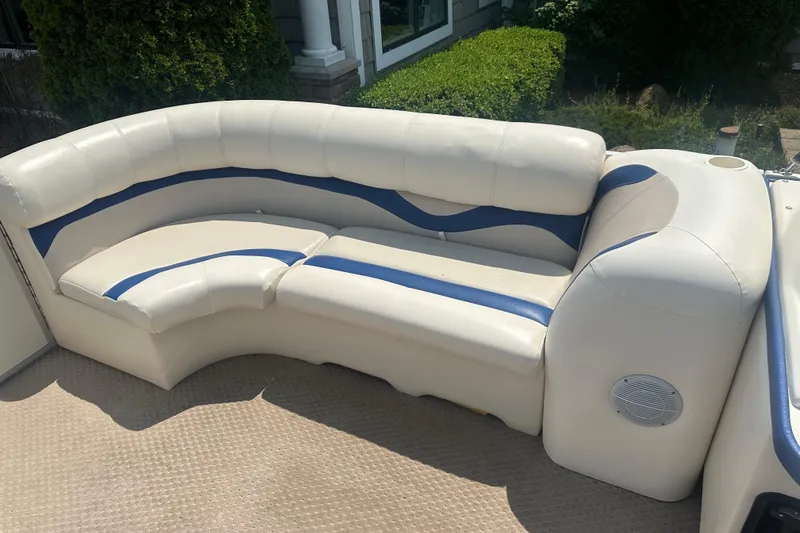 Slide: The Image of White and blue cushioned seating on a 2004 Crest 20 II LM boat. - 7