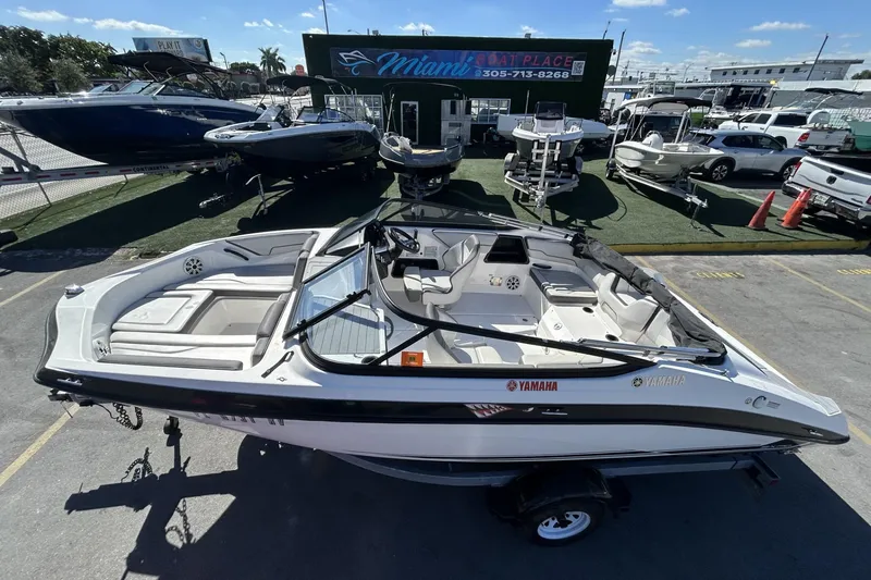 Slide: The Image of 2019 Yamaha Boats SX190 displayed at Miami Boat Place dealership. - 25