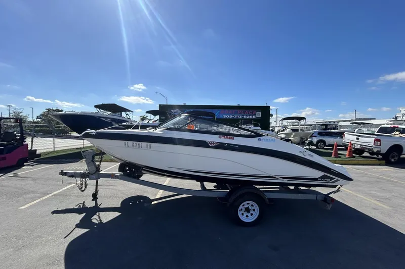 Slide: The Image of 2019 Yamaha Boats SX190 on trailer under clear blue sky. - 5
