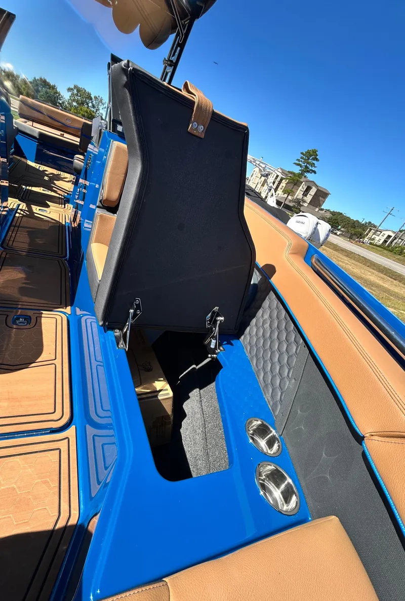 Slide: The Image of Cobalt R8 Surf 2026 - 25