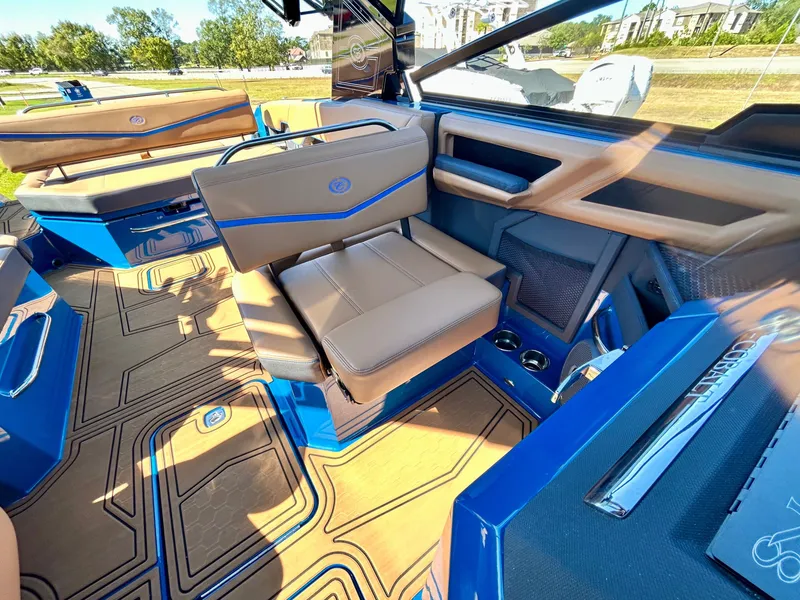 Slide: The Image of Cobalt R8 Surf 2026 - 35