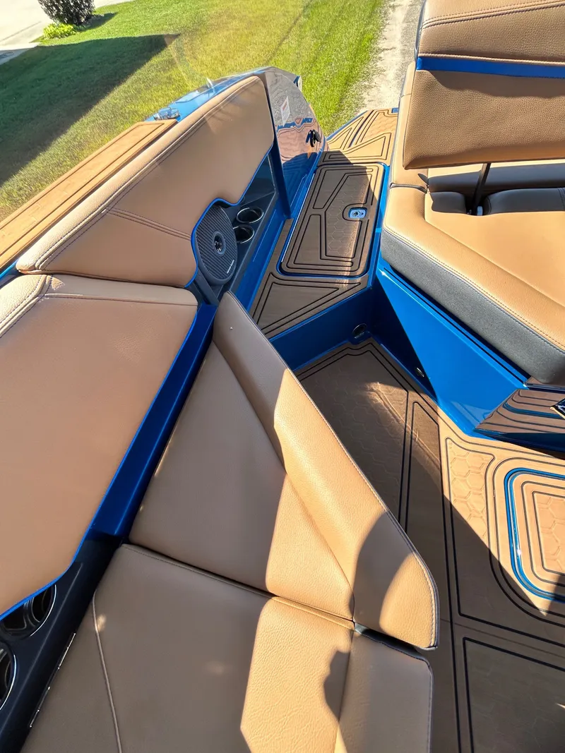 Slide: The Image of Cobalt R8 Surf 2026 - 52