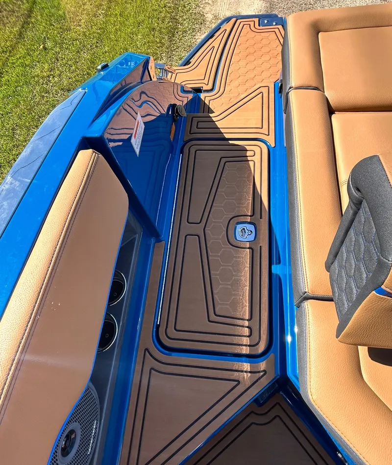 Slide: The Image of Cobalt R8 Surf 2026 - 78