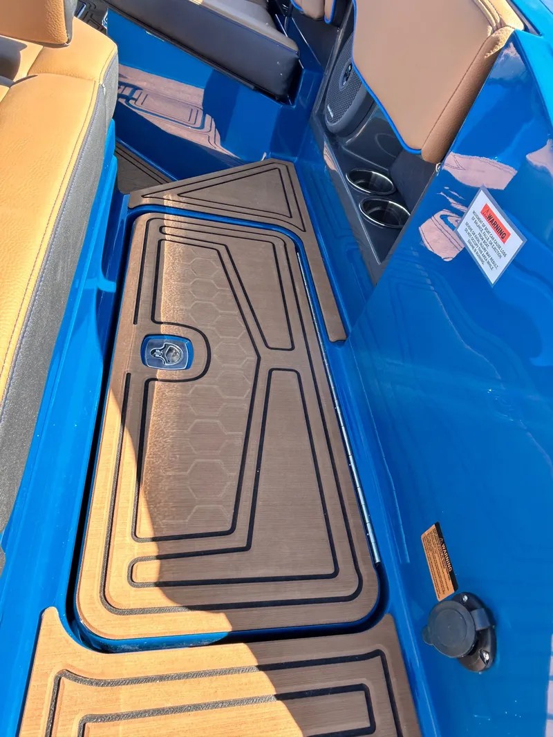 Slide: The Image of Cobalt R8 Surf 2026 - 81