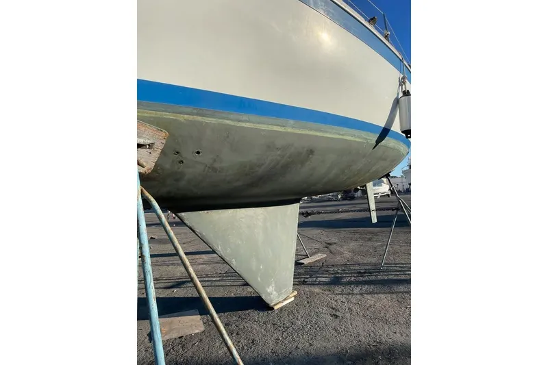 Slide: The Image of 1986 Ericson 381 sailboat deck view with hatch and rigging. - 4
