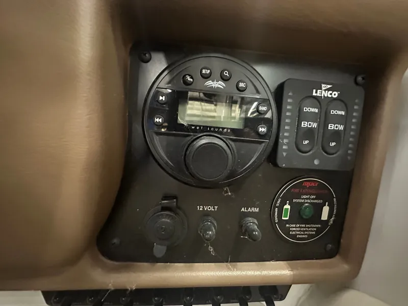 Slide: The Image of Crownline Boats 264 CR 2021 - 12