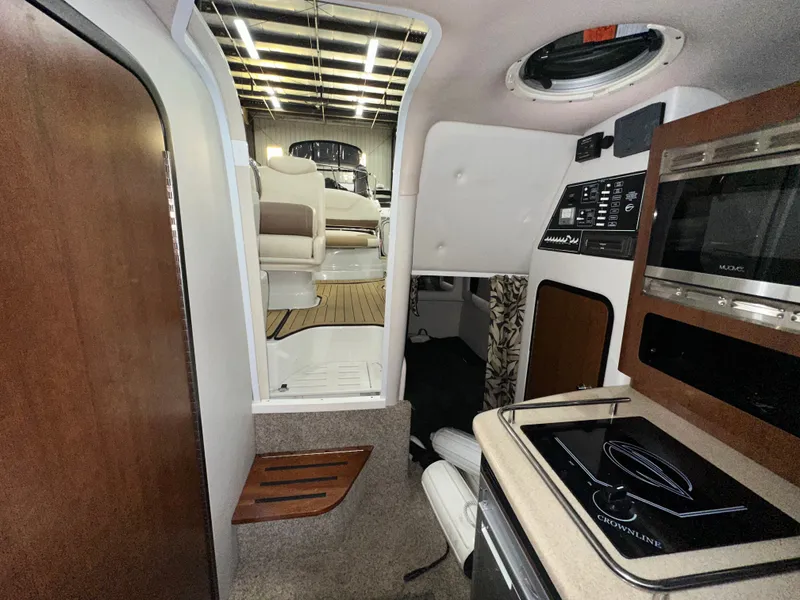 Slide: The Image of Crownline Boats 264 CR 2021 - 17