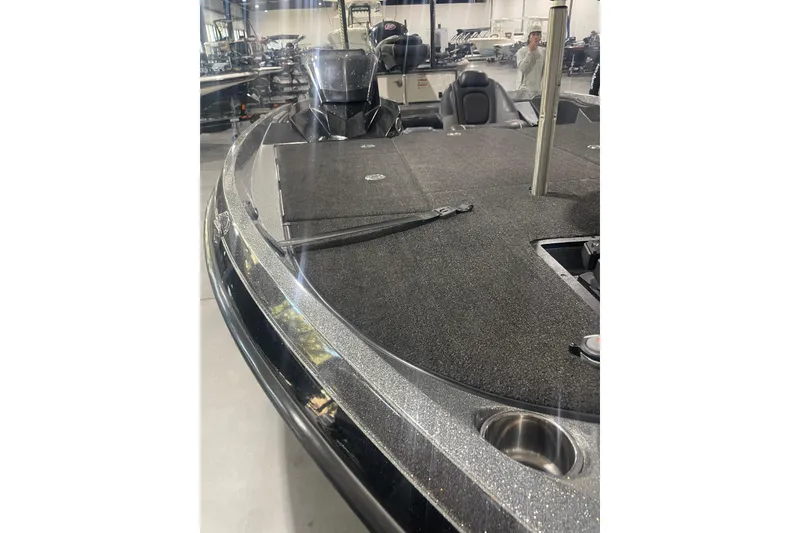 Slide: The Image of 2020 Ranger Z518 boat interior with spacious deck and seating. - 4