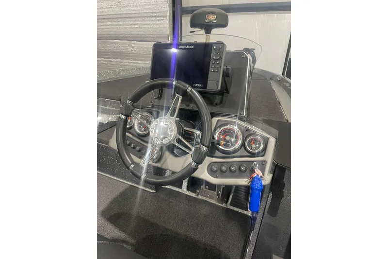 Slide: The Image of 2020 Ranger Z518 boat dashboard with steering wheel and Lowrance HDS display. - 9