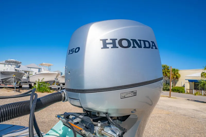 Slide: The Image of Honda 150 outboard motor on 2005 Oyster Bay 23 boat, sunny day background. - 32