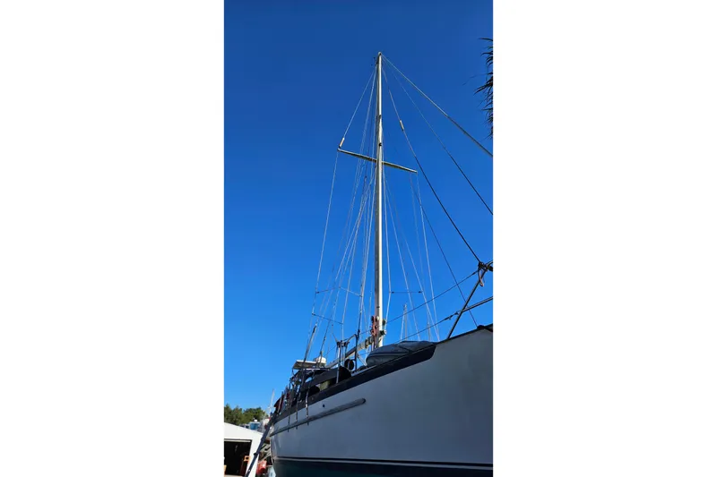 Slide: The Image of Sailboat mast of 1993 Pacific Seacraft 37 against clear blue sky. - 4