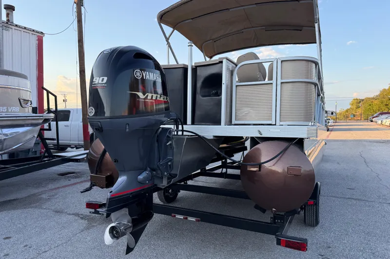 Slide: The Image of 2020 Bennington 21SF pontoon boat with Yamaha 90 engine on a trailer. - 18