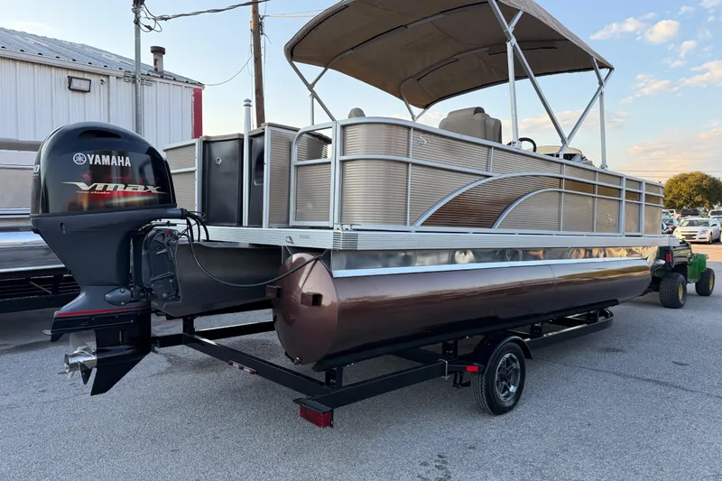 Slide: The Image of 2020 Bennington 21SF pontoon boat with Yamaha 90 VMAX outboard motor on trailer. - 19