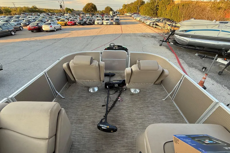 Slide: The Image of Minn Kota trolling motor on 2020 Bennington 21SF boat, with bubble-wrapped accessory. - 34