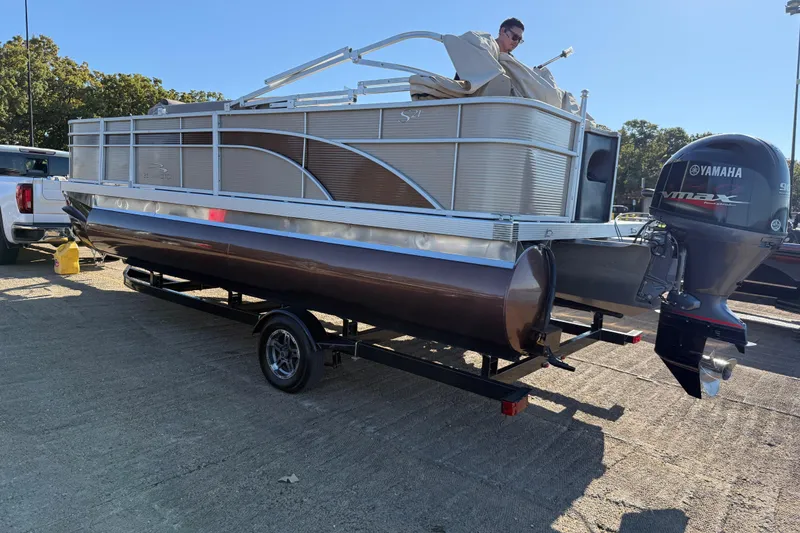 Slide: The Image of 2020 Bennington 21SF pontoon boat with Yamaha 90 engine on trailer. - 82