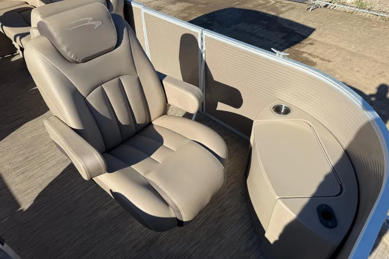 Slide: The Image of Luxurious seating on a 2020 Bennington 21SF pontoon boat with beige upholstery. - 89