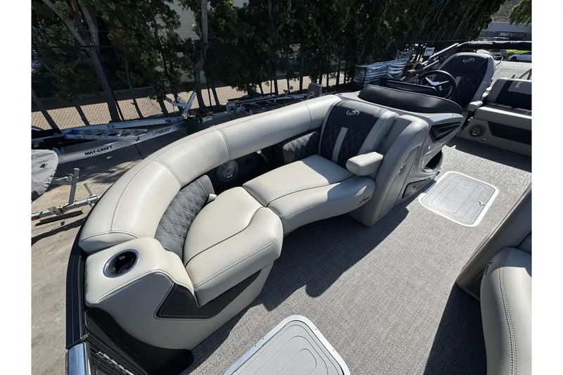 Slide: The Image of 2026 Barletta Lusso 23UC boat interior with luxurious seating and modern design. - 138