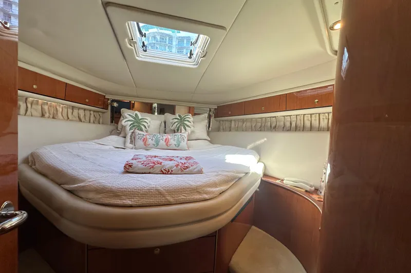 Slide: The Image of Luxurious cabin interior of 2001 Sea Ray 540 Sundancer yacht. - 18